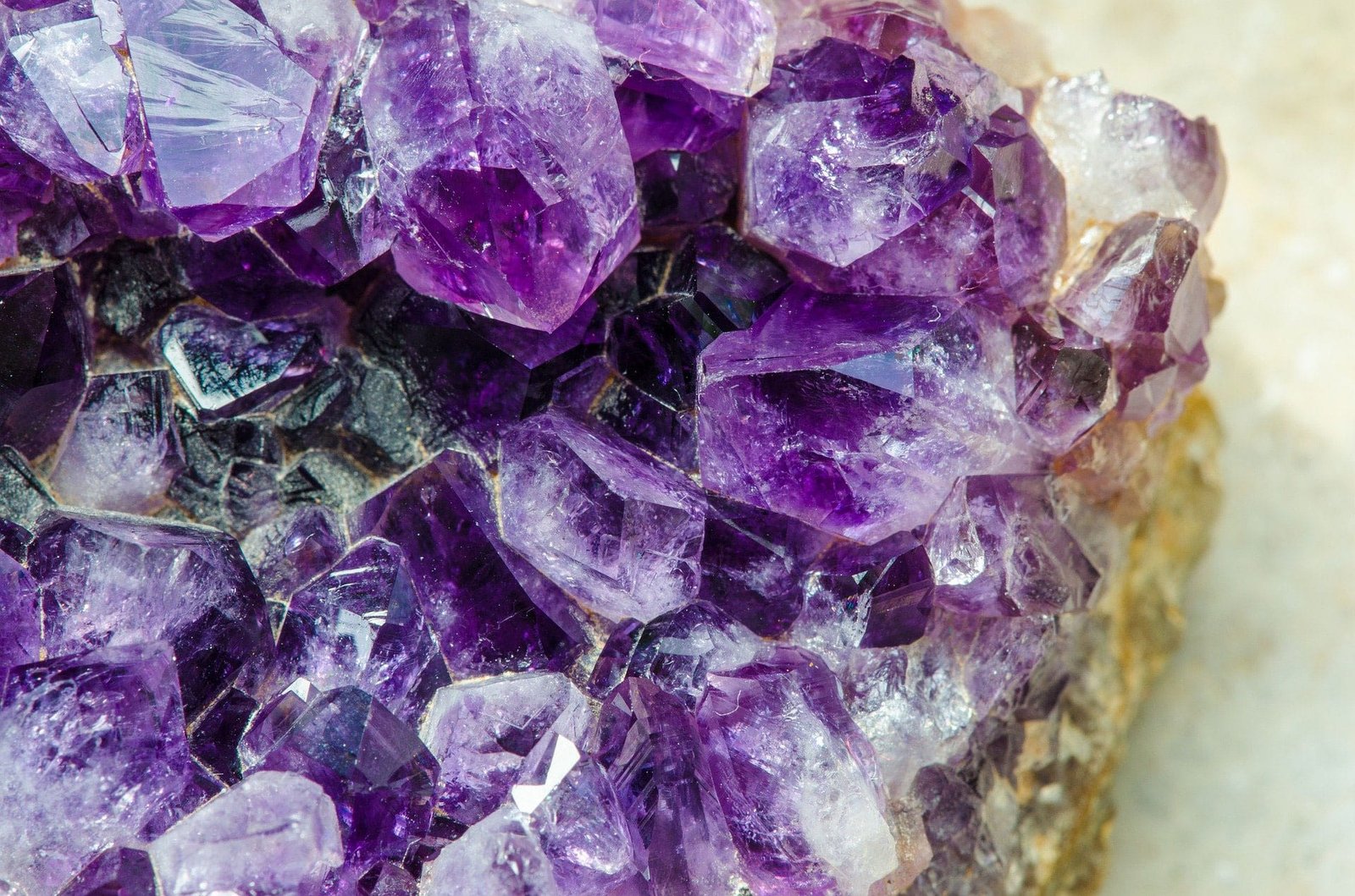Les pierres semi précieuses violettes